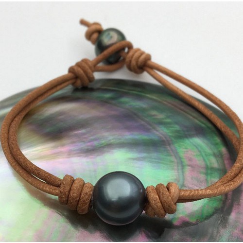 Bracelet ou collier en cuir avec une perle de Tahiti presque ronde 11-12 mm AA entre 2 noeuds