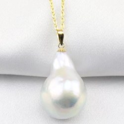 Pendentif et sa chaine Plaqué Or, Perle Eau Douce Soufflée 15 sur 20 mm Blanche 