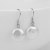 Boucles d'oreilles de perles d'eau douce plates blanches de 12-13 mm