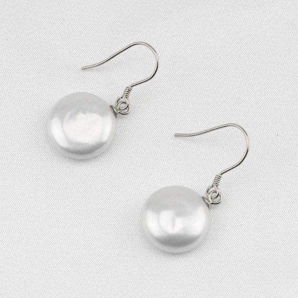 Boucles d'oreilles de perles d'eau douce plates blanches de 12-13 mm