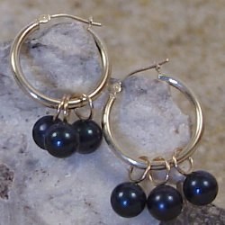 Boucles d'Oreilles créoles en or gris 14k perles d'eau Douce noires 7-8 mm AAA