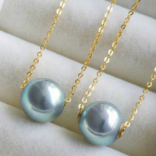 Perle d'Akoya Bleue 8,5-9 mm AAA avec cercles en Or 18k sur chaine 45 cm