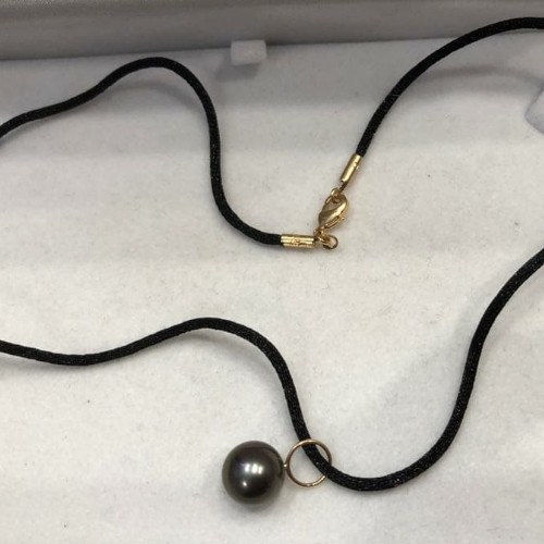 Collier soie noir avec pendentif Or Jaune 18k et Perle de Tahiti 10-11 mm AAA