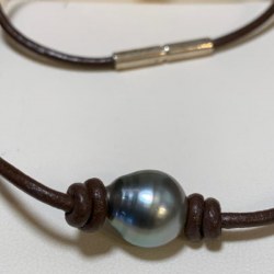 Collier 45 cm lien cuir chocolat et perle baroque de Tahiti 10-11 mm vert amande entre 2 noeuds