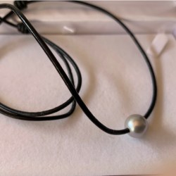 Collier avec une perle de Tahiti 10-11 mm AAA sur cuir aux noeuds coulissants