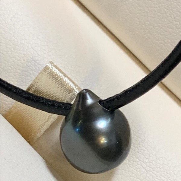 Lien cuir nœuds coulissants 40/50 cm Perle de Tahiti 11-12 mm Goutte lisse Peacock AAA