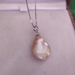 Pendentif et chaine 45 cm en Argent 925 Perle d'Eau Douce 17-18 mm métallique pêche dorée
