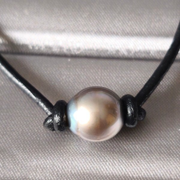 Collier en cuir avec une perle de Tahiti 11-12 mm et fermé avec une perle de Tahiti