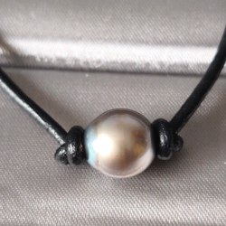 Collier en cuir avec une perle de Tahiti 11-12 mm et fermé avec une perle de Tahiti