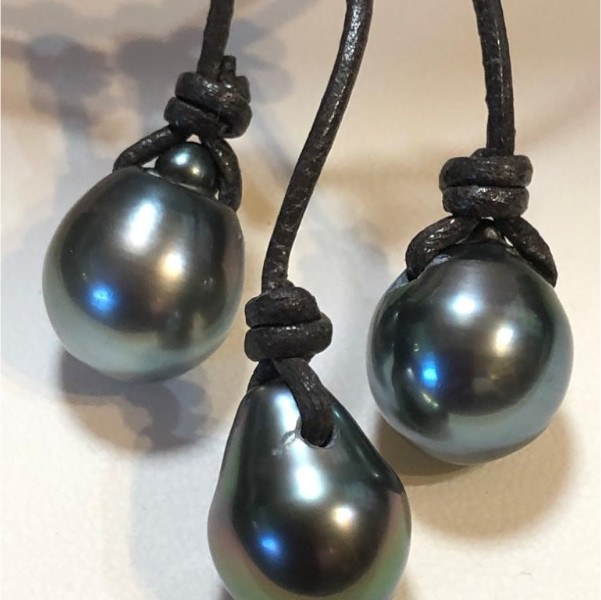 Collier Cuir noir avec 3 perles de Tahiti Gouttes lisses de 11-12 mm nœuds coulissants