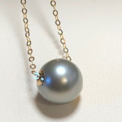 Perle de Tahiti 10 mm AAA avec cercles en Or Jaune 18k sur chaine de 45 cm