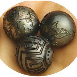 Perle de culture de Tahiti de 14 à 15 mm gravée