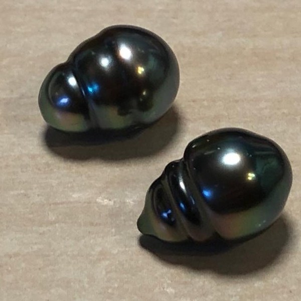 Paire de Perles de Tahiti Baroques cerclées brillantes 10-11 mm magnifiques