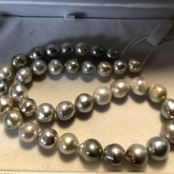 Collier 43/44 cm de perles baroques de Tahiti 8,5 à 10,9 mm qualité AA tons clairs