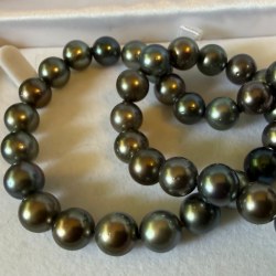 Collier de perles de Tahiti de 10 à 11 mm qualité AA/AA+ de 44 cm Or 18 carats