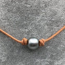 Collier Lien cuir traversant une perle de Tahiti ronde qualité AA