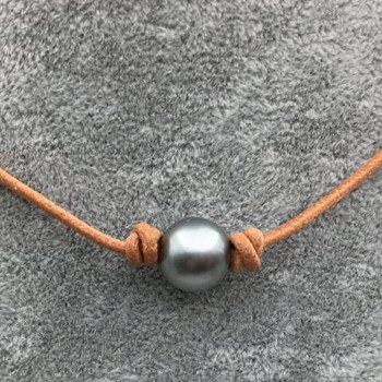 Collier Lien cuir traversant une perle de Tahiti ronde qualité AA